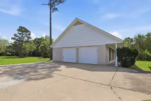 3513 E Bayou Dr, La Porte, TX 77571 - Photo 2