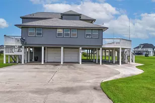 816 Pinata Dr, Crystal Beach, TX 77650 - Photo 2