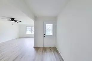 301 Cypress St, Lake Jackson, TX 77566 - Photo 4