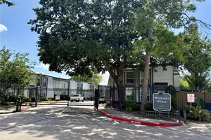 10183 Beekman Pl Dr, Houston, TX 77043 - Photo 2