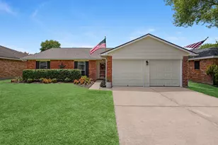 2355 Farriers Bend Dr, Friendswood, TX 77546 - Photo 4