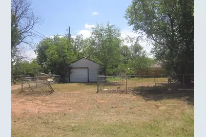 401 Avenue F SE, Childress, TX 79201 - Photo 6