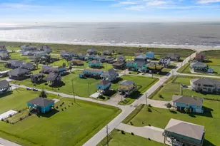 110 S Verdia Dr, Crystal Beach, TX 77650 - Photo 2