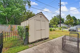 423 S 4th St, La Porte, TX 77571 - Photo 2