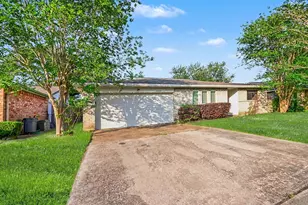 16923 Blackhawk Blvd, Friendswood, TX 77546 - Photo 2