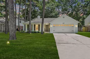 147 E Pathfinders Cir, The Woodlands, TX 77381 - Photo 2