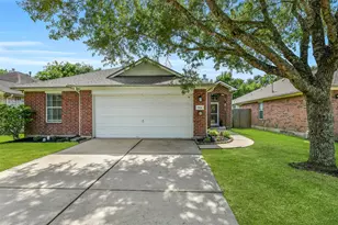 994 Jefferson St, Alvin, TX 77511 - Photo 1