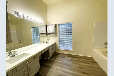 107 S Village Knoll Circle, The Woodlands, TX 77381 - Photo 24