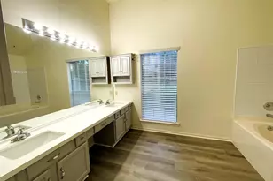 107 S Village Knoll Cir, The Woodlands, TX 77381 - Photo 24