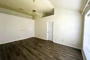107 S Village Knoll Cir, The Woodlands, TX 77381 - Photo 4