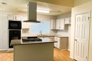 107 S Village Knoll Cir, The Woodlands, TX 77381 - Photo 8