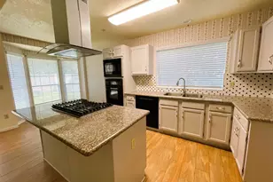 107 S Village Knoll Cir, The Woodlands, TX 77381 - Photo 2