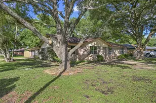 812 Victoria St, Navasota, TX 77868 - Photo 2