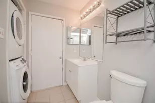 10855 Meadowglen Ln, Houston, TX 77042 - Photo 16
