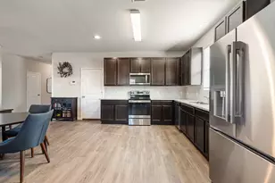 996 Crossing Dr, Bryan, TX 77803 - Photo 4