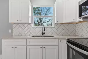 6174 Kenilwood Dr, Houston, TX 77033 - Photo 6