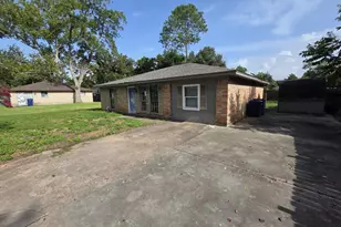 1 Linda Ln, West Columbia, TX 77486 - Photo 2