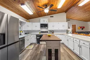 322 Parkside Dr, Zavalla, TX 75980 - Photo 12