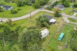 839 Yaupon St, Clute, TX 77531 - Photo 4