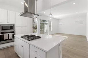 7702 Westside Villas Ln, Houston, TX 77055 - Photo 10