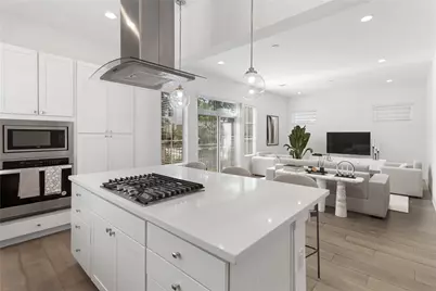 7702 West Side Villas Lane, Houston, TX 77055 - Photo 2