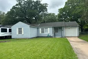 230 Laurel St, Lake Jackson, TX 77566 - Photo 1