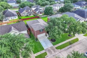 11304 Morning Brook Dr, Pearland, TX 77584 - Photo 2