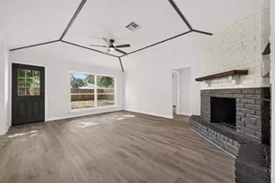 13722 New Village Ln, Sugar Land, TX 77498 - Photo 2