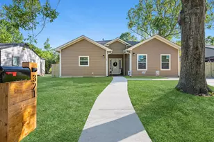 321 Briarwood Dr, Baytown, TX 77520 - Photo 30