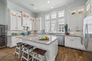 246 E 28th St, Houston, TX 77008 - Photo 2