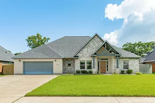 216 Creekside Ln, Lake Jackson, TX 77566 - Photo 1