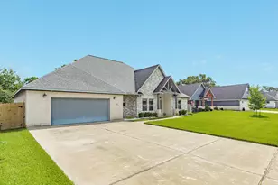 216 Creekside Ln, Lake Jackson, TX 77566 - Photo 2