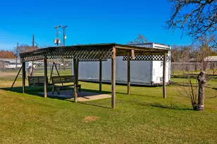 409 W Morgan St, Franklin, TX 77856 - Photo 32