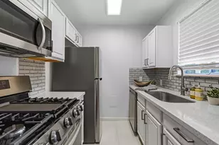 210 Emerson St, Houston, TX 77006 - Photo 2