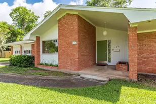 122 Blossom St, Lake Jackson, TX 77566 - Photo 2