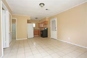 2460 W Shane St, Alvin, TX 77511 - Photo 2