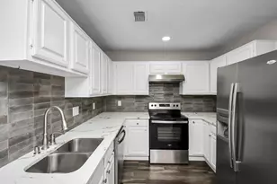 13002 Kingsmill Dr, Sugar Land, TX 77478 - Photo 12