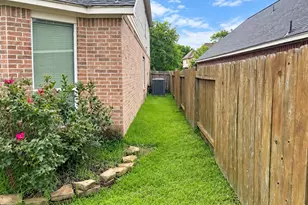 15827 Maple Shores Dr, Houston, TX 77044 - Photo 10