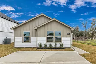 1010 4th St, Hempstead, TX 77445 - Photo 2