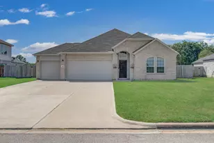 537 Green Meadows Dr, West Columbia, TX 77486 - Photo 1