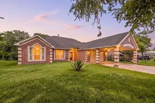600 River Bend Dr, Baytown, TX 77521 - Photo 1