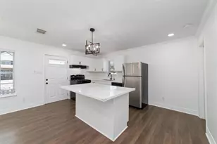 802 E 33rd St, Houston, TX 77022 - Photo 2