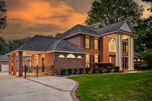 15406 Hunter's Bend Dr, Tomball, TX 77377 - Photo 2