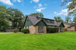 203 Wedgewood Ct, Oak Ridge North, TX 77386 - Photo 2