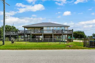 970 Gulfview Dr, Crystal Beach, TX 77650 - Photo 2