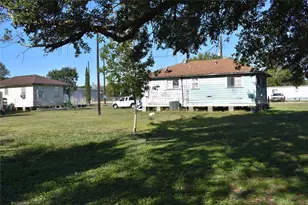 705 Margie St, Wallis, TX 77485 - Photo 4