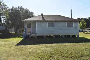 705 Margie St, Wallis, TX 77485 - Photo 2