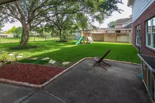 2627 Brazos Ridge Dr, Sugar Land, TX 77479 - Photo 2