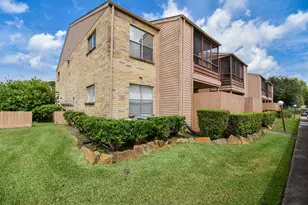 10555 Turtlewood Ct, Houston, TX 77072 - Photo 2