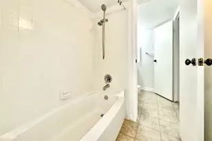 3075 Walnut Bend Ln, Houston, TX 77042 - Photo 16